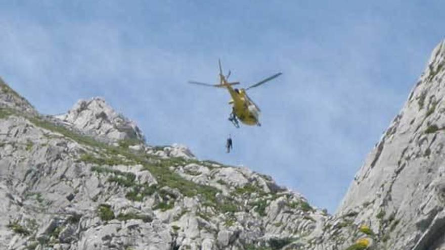 El helicóptero de emergencias realiza un rescate en San Isidro, en una imagen de archivo.