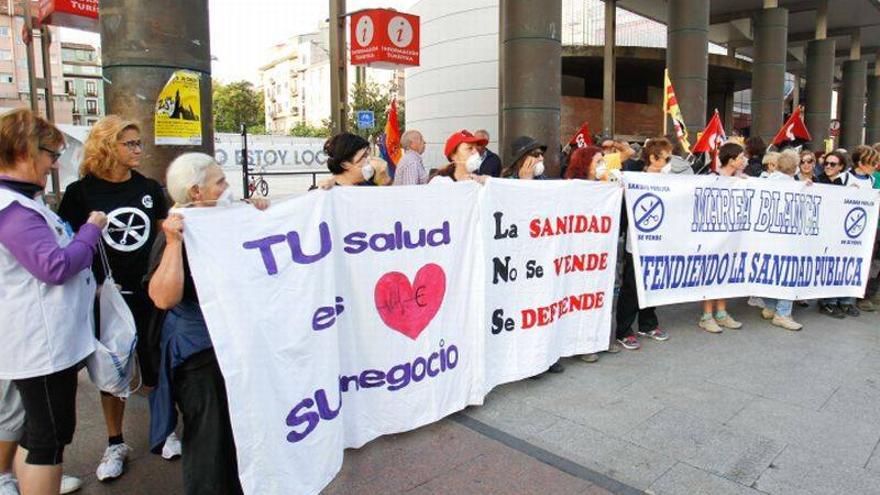 Un centenar de personas marchan por la sanidad