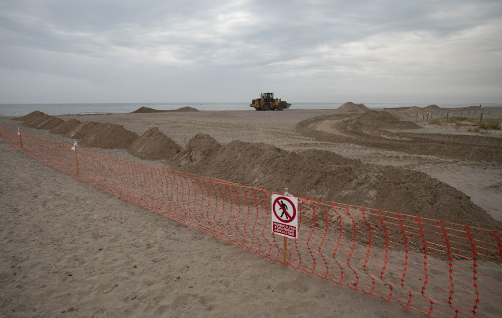 Se inician los trabajos de retirada de piedras en la playa de Canet