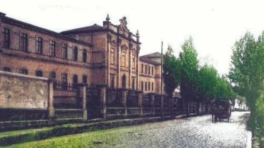 1915. Este edificio, que hoy conocemos como el Parlamento de Galicia, anteriormente había sido cuartel militar