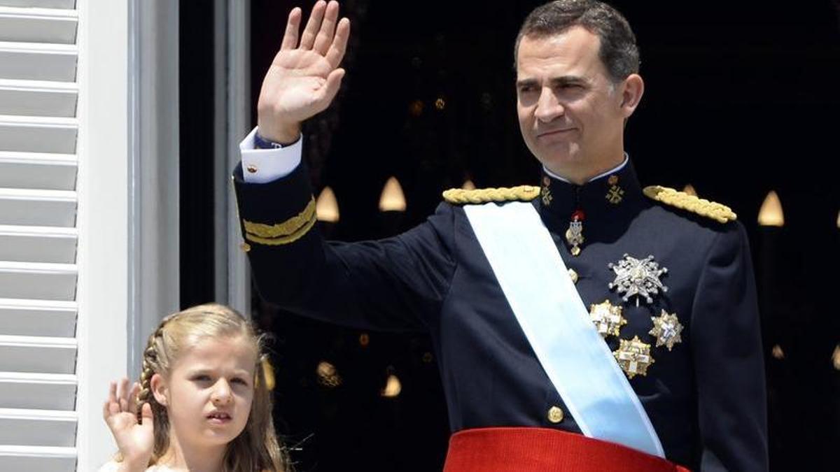 El Rey y su heredera, Leonor, saludan desde el balcón del Palacio Real, el 19 de junio de 2014.