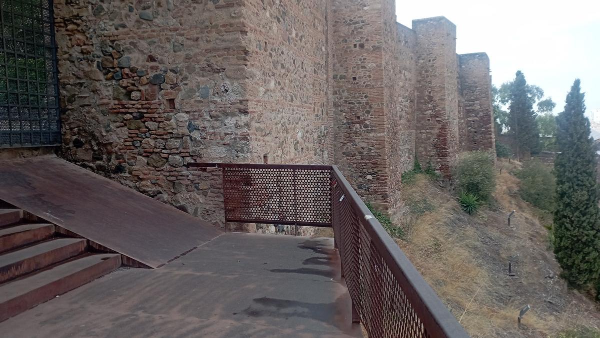 Otro rincón del mirador de la Alcazaba, sin pintadas ya en el monumento.