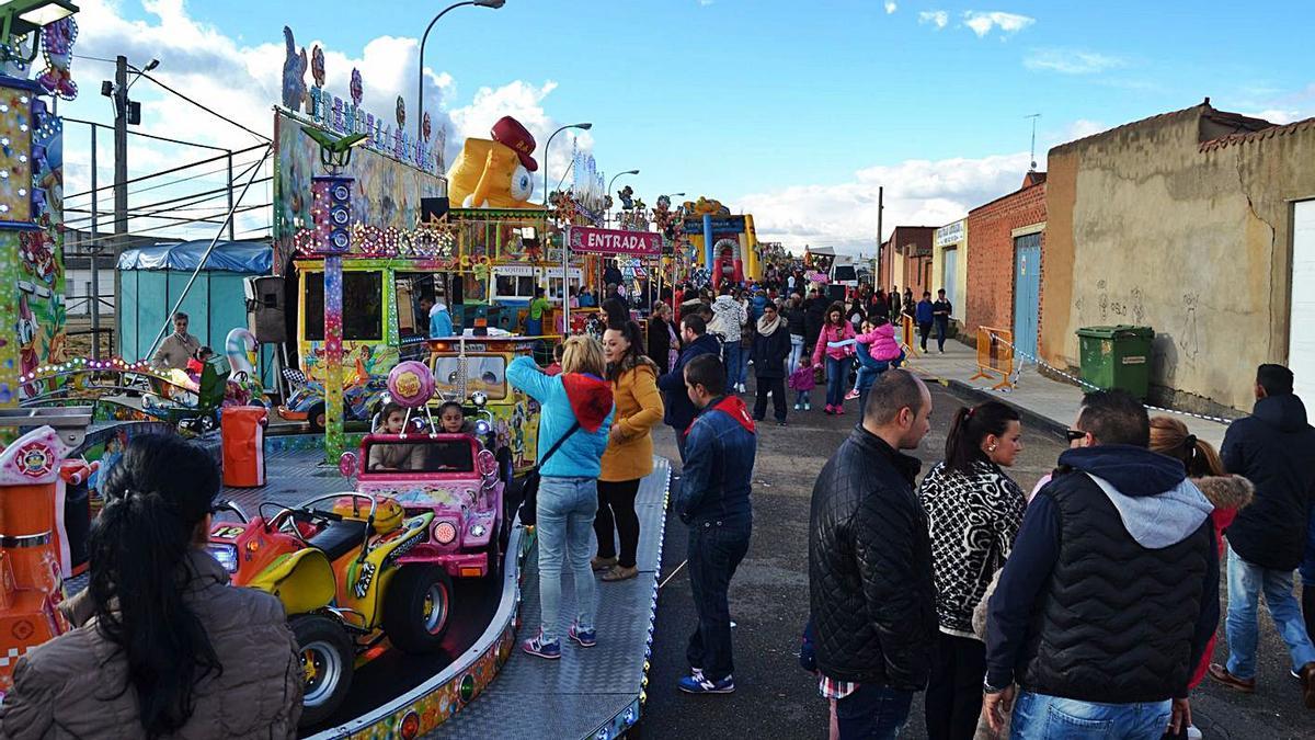 Atracciones de la feria de Benavente, en una foto de archivo. | L. O. Z.