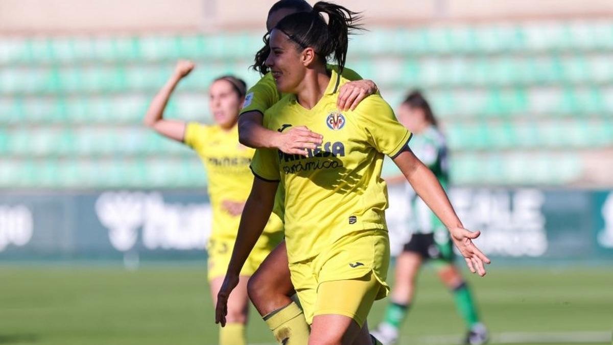 Las jugadoras del Villarreal femenino celebran el gol frente al Betis.