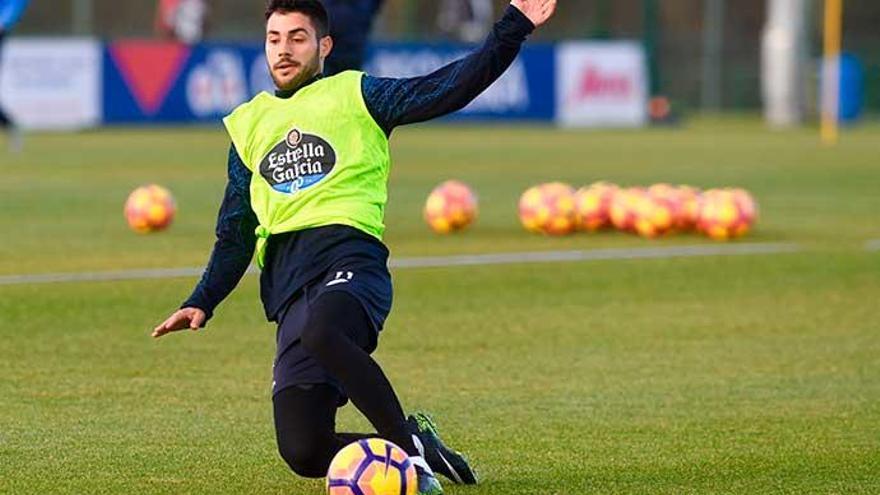 Carles Gil, durante un entrenamiento en Abegondo