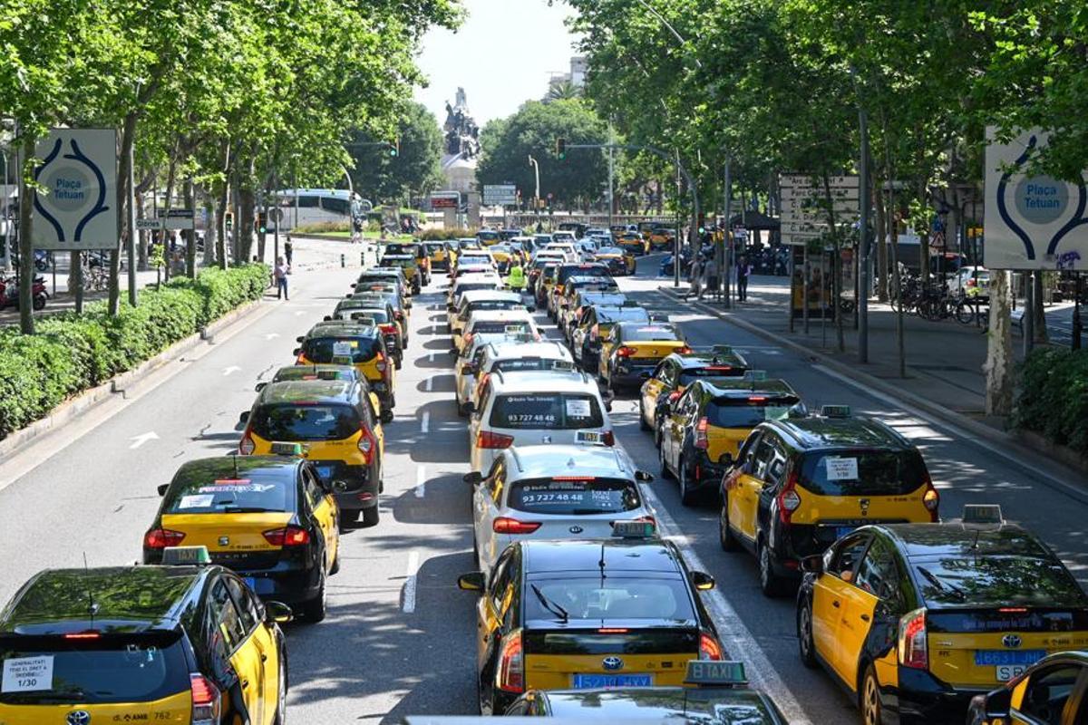 La cola de taxis, llegando a la plaza Tetuán de Barcelona