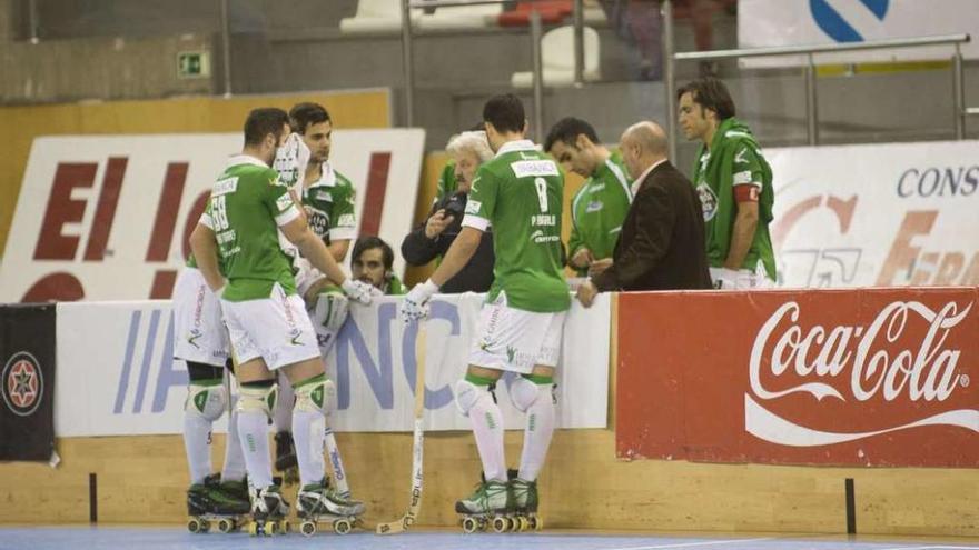 Los jugadores del Liceo escuchan a Carlos Gil en un tiempo muerto.