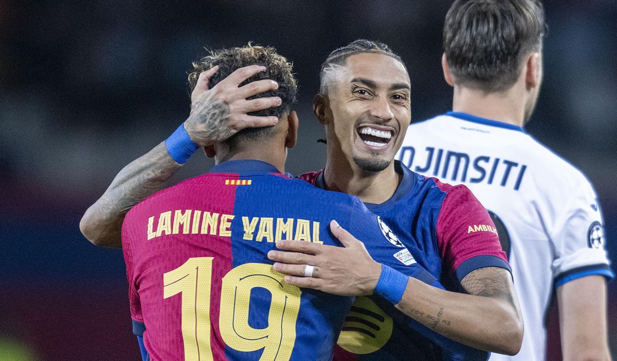 Lamine Yamal celebra su gol con Raphinha durante el partido ante la Atalanta.