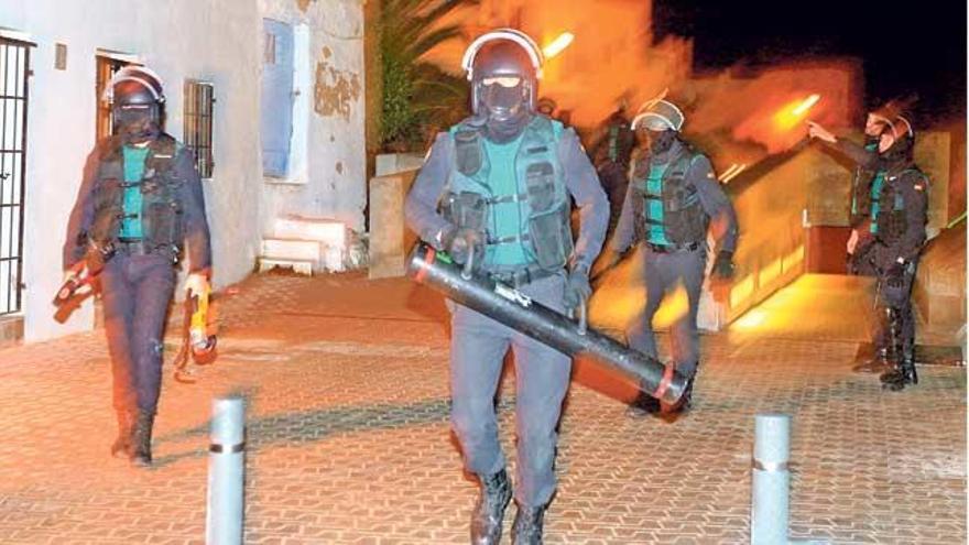 Agentes de la Guardia Civil durante una intervención en Eivissa.