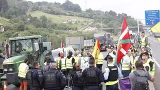 Los agricultores vuelven a cortar el paso de camiones en la frontera con Francia