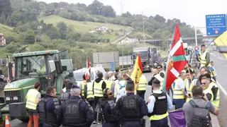 Los agricultores vuelven a cortar el paso de camiones en la frontera con Francia