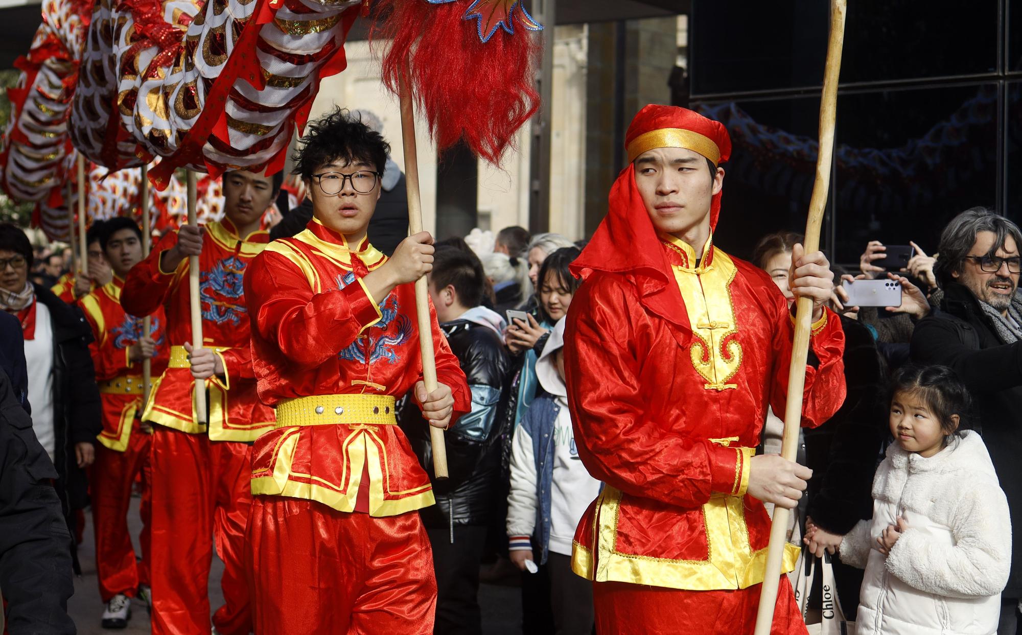 La comunidad china de Zaragoza llena de color el centro para saludar al Año del conejo