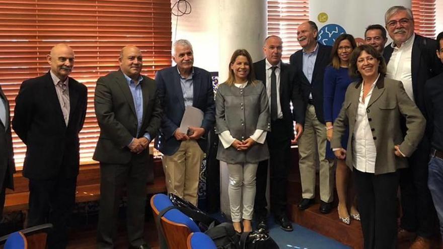 Los autores del estudio posan con representantes de la UMU y de la Federación de Municipios en la presentación del estudio.