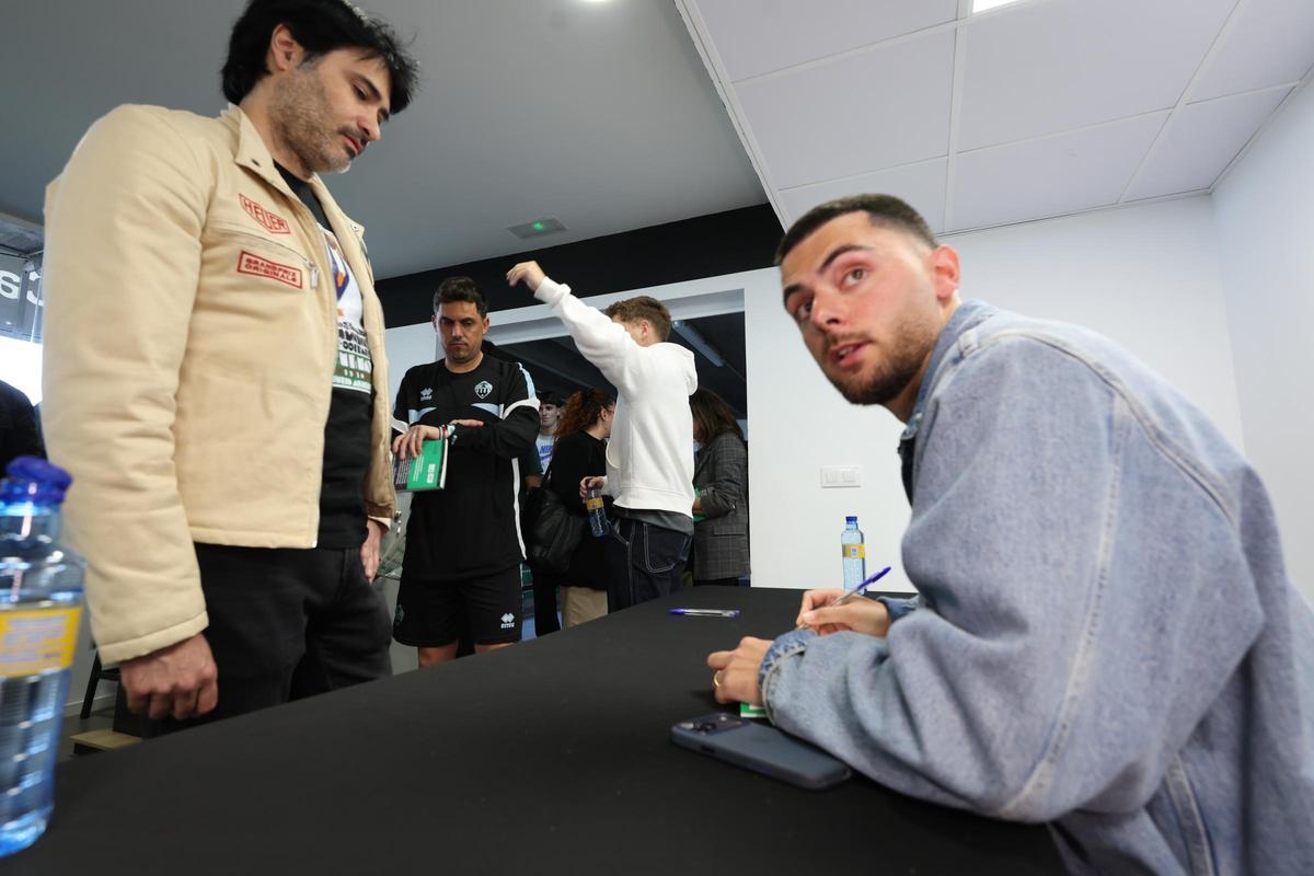 Galería | La presentación de 'El fútbol es nuestro', el libro de Rafael Escrig, en imágenes