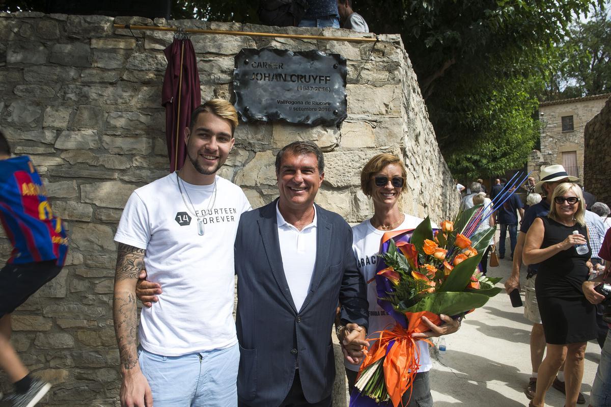 Jesua Angoy, nieto de Johan Cruyff, Joan Laporta y Sushila Cruyff, hija de Johan, posando junto a la placa de la primera calle en el mundo dedicada en Vallfogona de Riucorb.