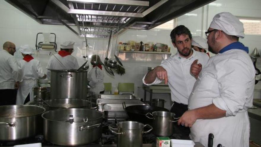 Una clase en la cocina de la Escuela de Hostelería del IES Valle de Aller de Moreda.