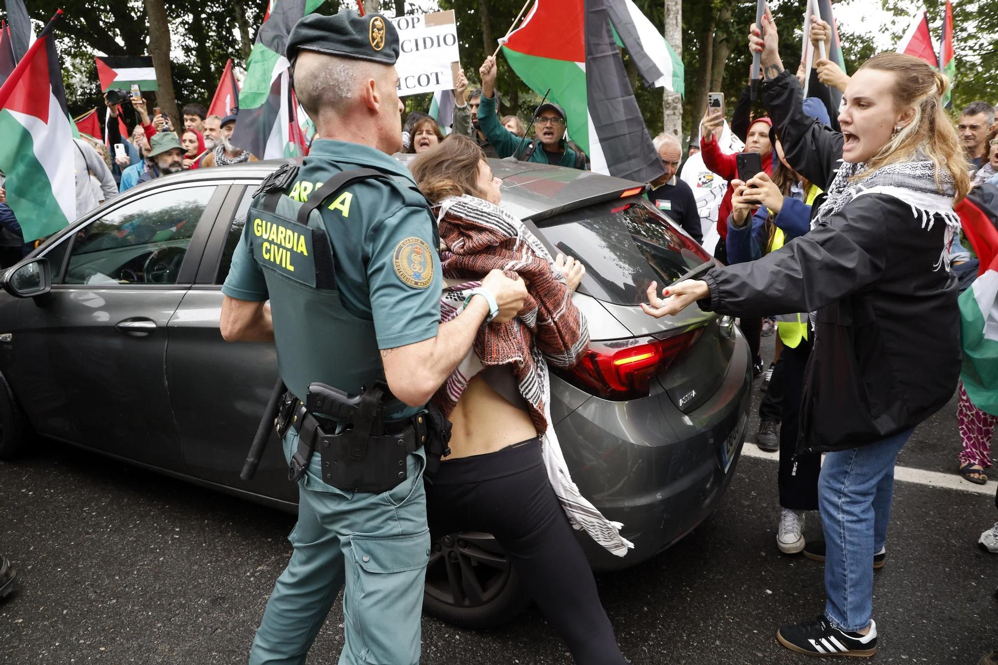 Concentraciones contra el equipo de Israel por el genocidio en Gaza durante el paso de La Vuelta por Pontevedra