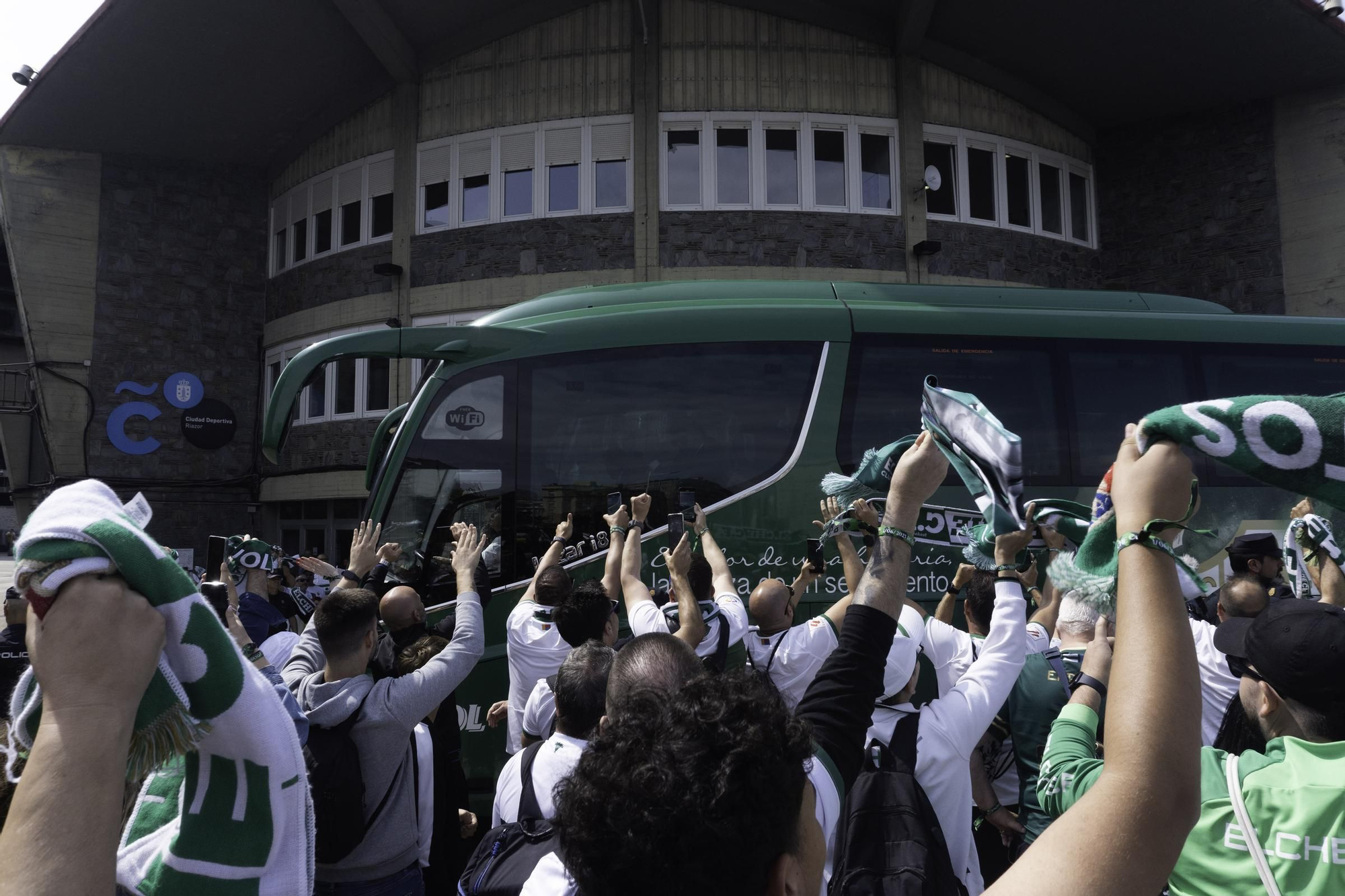 La afición ilicitana recibe al Elche CF a su llegada al estadio de Riazor