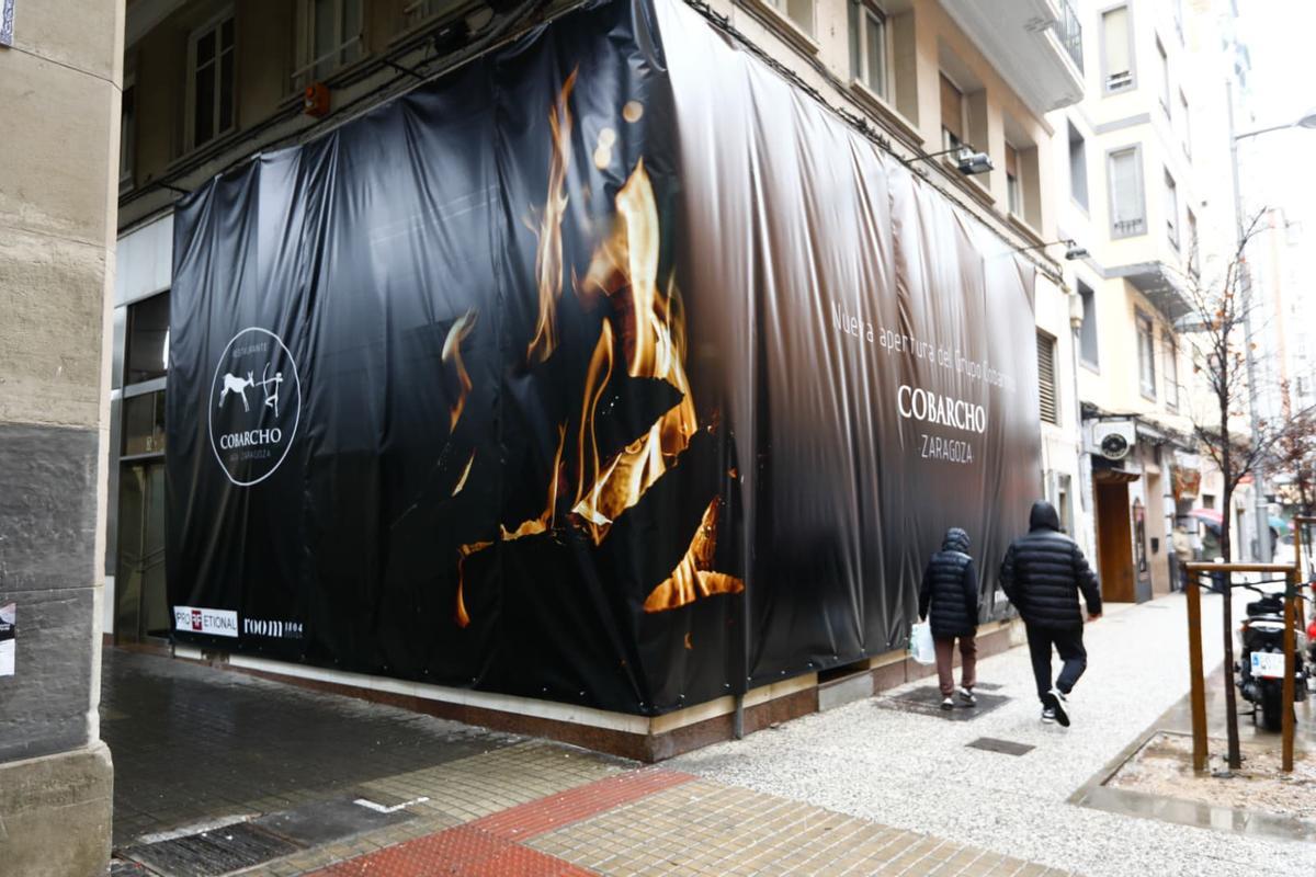 Una gran lona anuncia la próxima apertura en este emblemático enclave de la plaza San Francisco de Zaragoza.