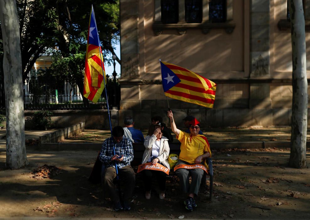 Centenars de persones es concentren als voltants del Parlament