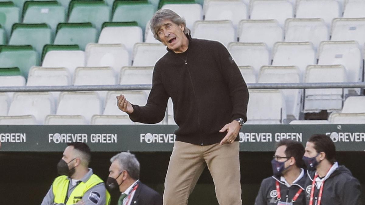 Pellegrini da órdenes durante el Real Betis - Sevilla FC