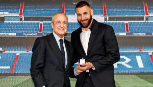Florentino Pérez despide a Karim Benzema en un acto privado en Valdebebas.  