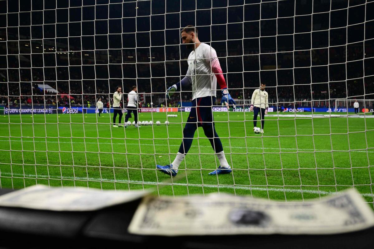 ¡Lluvia de insultos y billetes! Así han recibido en Milán a Donnarumma ¡Lluvia de insultos y billetes! Así han recibido en Milán a Donnarumma