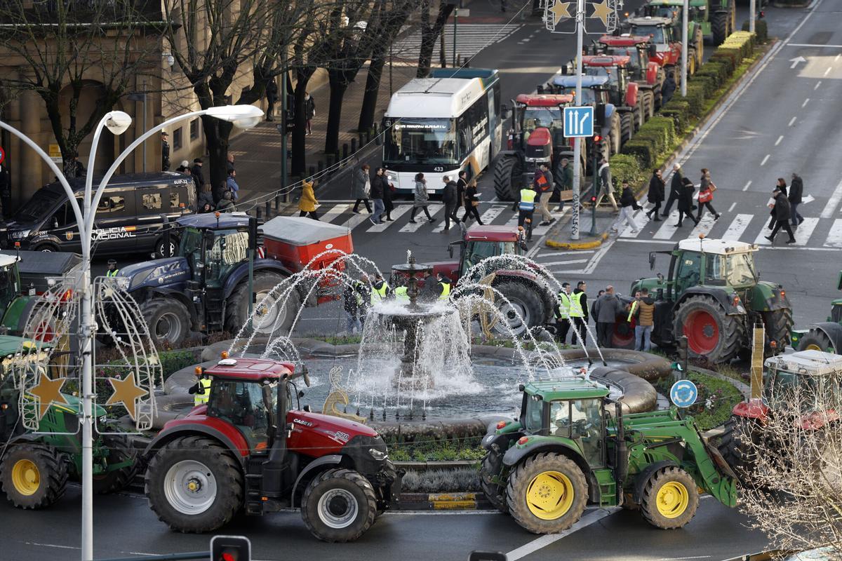 PAMPLONA, 08/01/2026.- Los agricultores y ganaderos navarros han vuelto a llevar este jueves sus tractores al centro de Pamplona para protestar por la posible firma del acuerdo de libre comercio entre la Unión Europea y los países del Mercosur y por la gestión de la crisis de la dermatosis nodular contagiosa. Esta movilización, que se celebra bajo el lema '¡No a Mercosur! Revisión del protocolo de dermatosis nodular', ha sido organizada por la asociación Semilla y Belarra, integrada en la Unión Nacional de Asociaciones del Sector Primario Independientes (UNASPI), convocante de las protestas a nivel nacional. EFE/ Jesús Diges