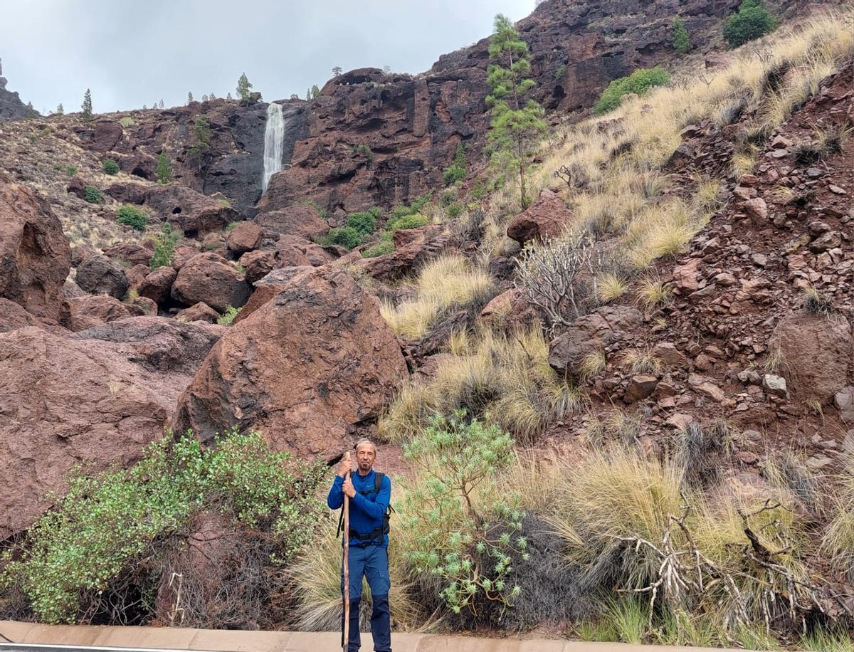 Eduardo Rúa-Figueroa Suárez, en Los Azulejos de Veneguera, frente a una cascada