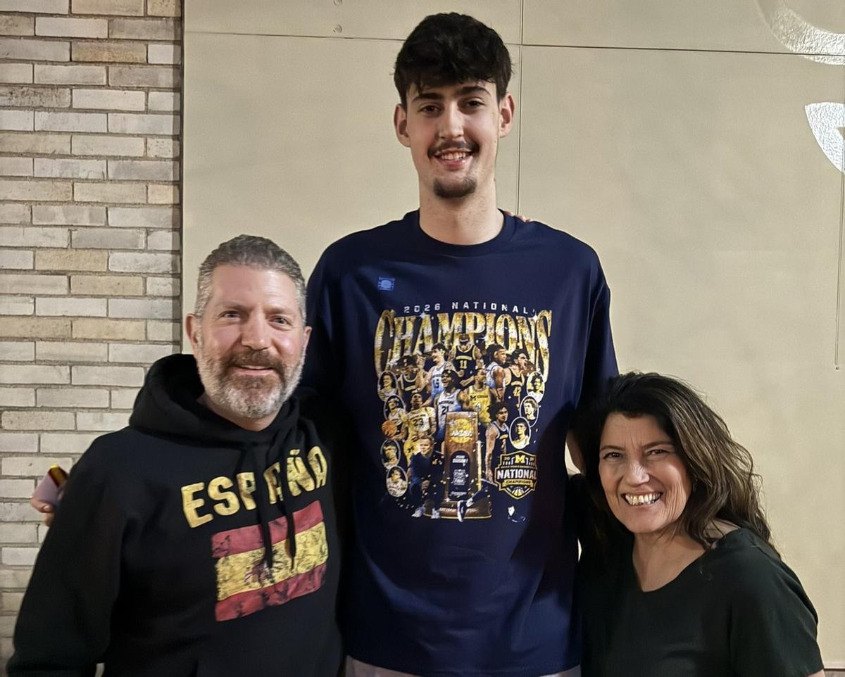 Aday Mara, en medio, junto a Larry Shy y su mujer en Estados Unidos.