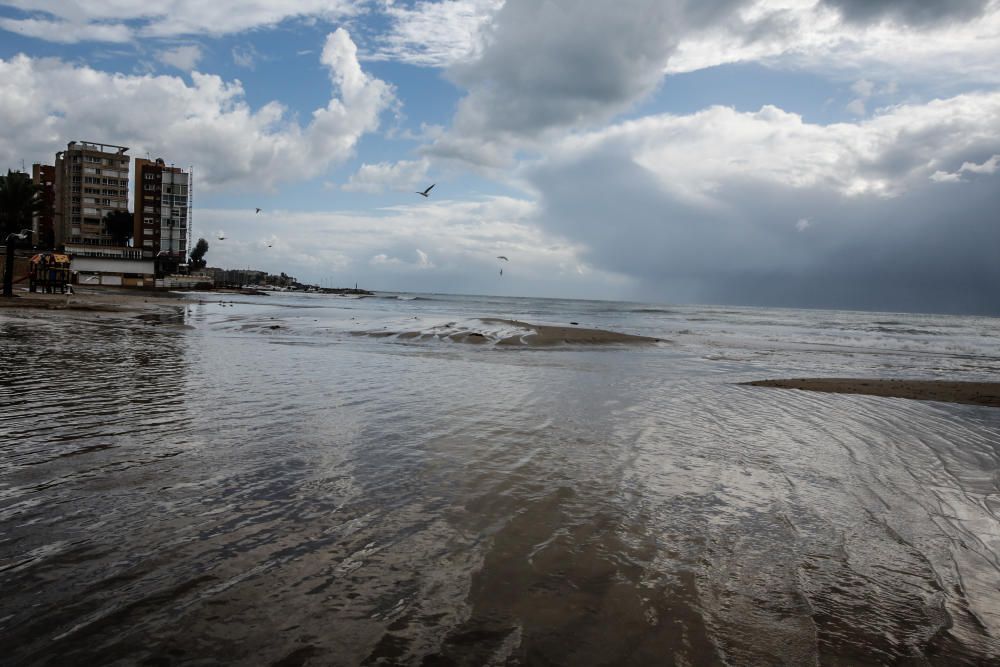 La arena de la playa de la Albufereta ha desaparecido a causa del temporal.