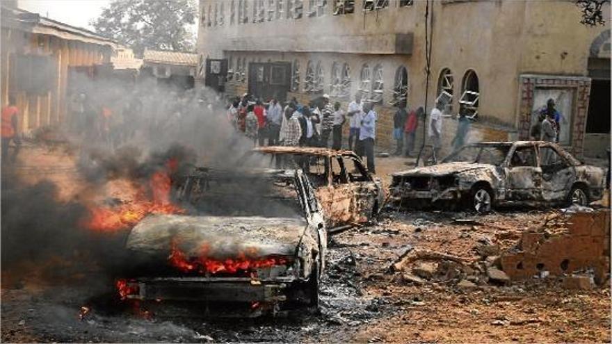 El grup militant islamista Boko Haram va provocar 27 morts el dia de Nadal de 2011, amb l&#039;explosió d&#039;una bomba als afores de la capital de Nigèria.