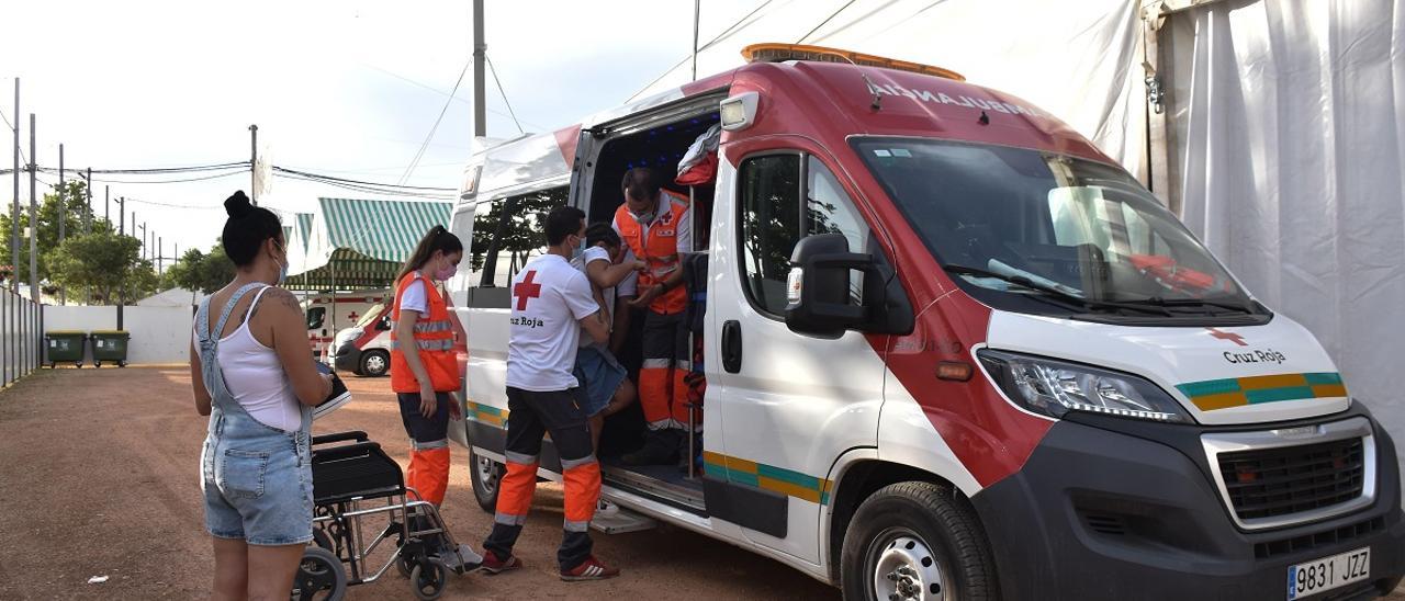 Una de las ambulancias de las cuatro con que cuenta el puesto de Cruz Roja en el recinto ferial de Córdoba.