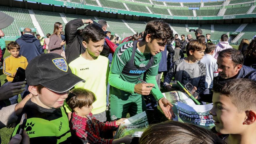 Gonzalo Villar, firmando autógrafos a los niños.