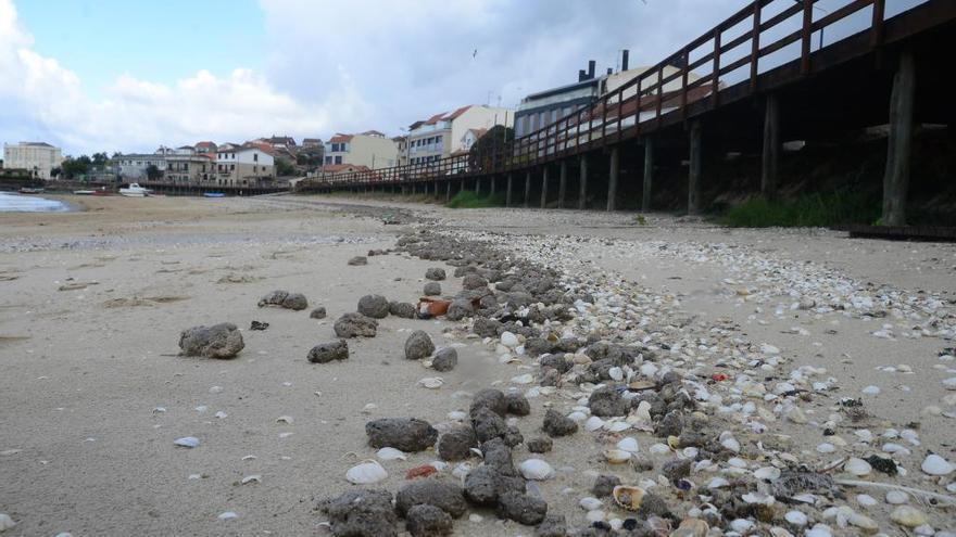 Toneladas de heces cubren la playa de San Cibrán y el Muelle de Aldán