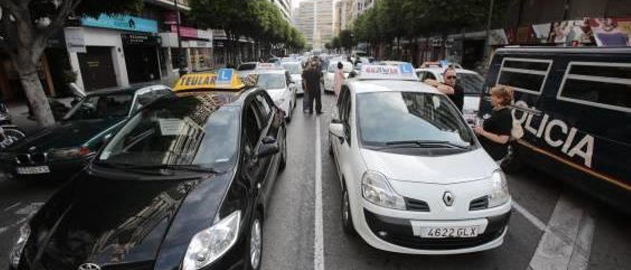 Tráfico deja a 250 alumnos de la Safor sin el examen de carné de conducir pese a la protesta de las autoescuelas