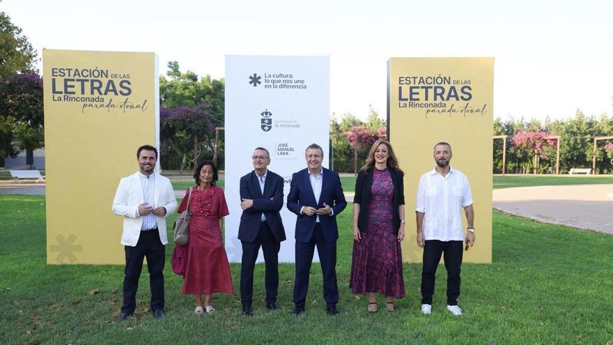 Salvador Gutiérrez Solís recibe en La Rinconada un premio a una trayectoria literaria marcada por el compromiso: "En una sala de quimio hay más vida de lo que la gente cree"