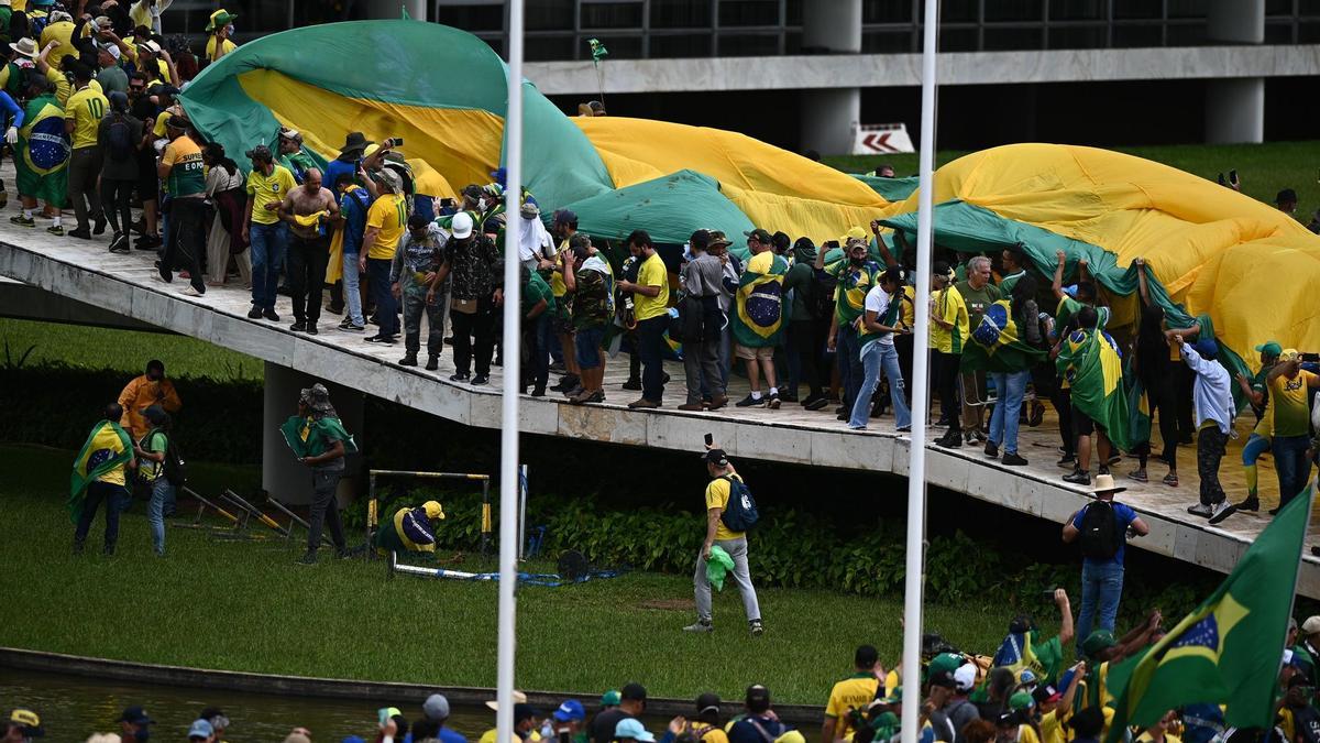 Manifestantes contra los resultados electorales y el gobierno de Lula invaden el Congreso Nacional, el Supremo Tribunal Federal y el Palacio del Planalto, en Brasilia (Brasil), el 8 de enero de 2023.