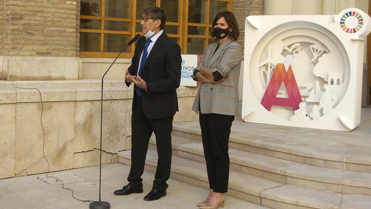 Arturo Aliaga y Elena Allué, durante una presentación junto a la Sala de la Corona, en el Pignatelli.