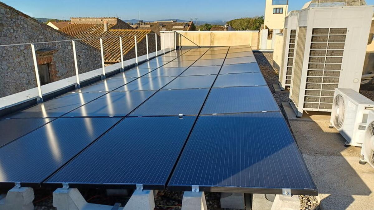 Plaques solars instal·lades a la població.