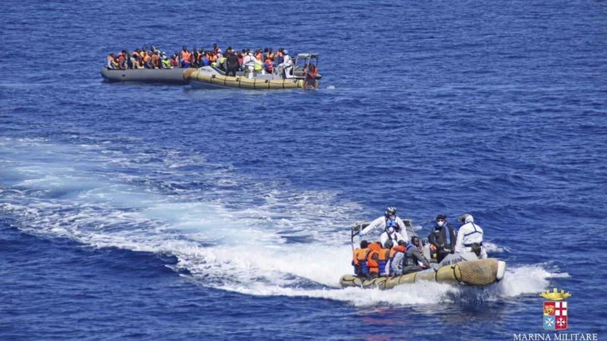 Inmigrantes y refugiados en un bote durante una operación de rescate frente a las costas de Sicilia, el 11 de abril.