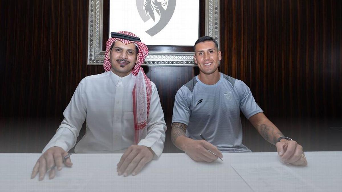 Enzo Roco en la firma de su nuevo contrato con el Al-Tai de la liga saudí