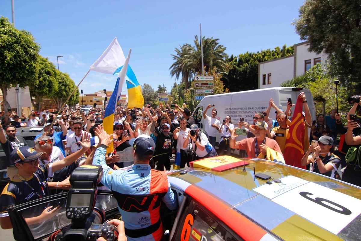 Celebración tras el cierre al Rally, el domingo.