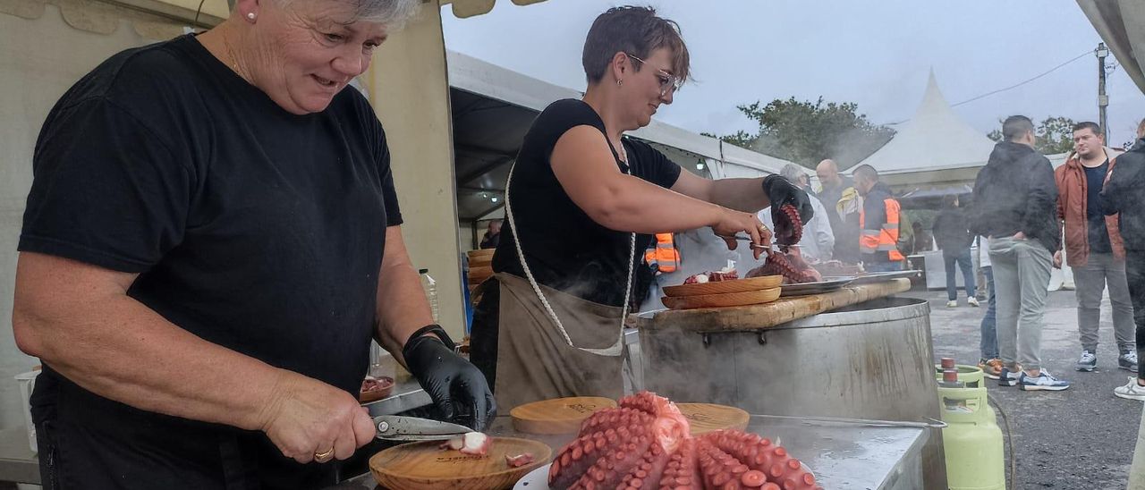 Dos pulpeiras se afanan a cortar el pulpo en San Simón en el día de ayer.