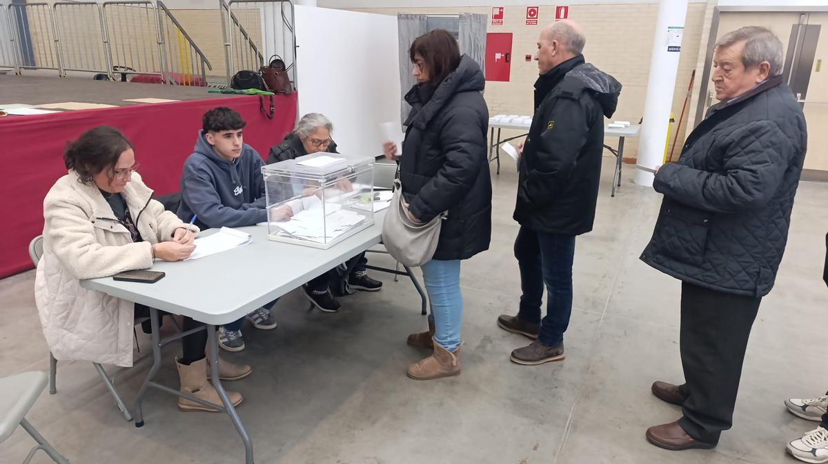 Un grupo de personas se dispone a votar en Barbastro.