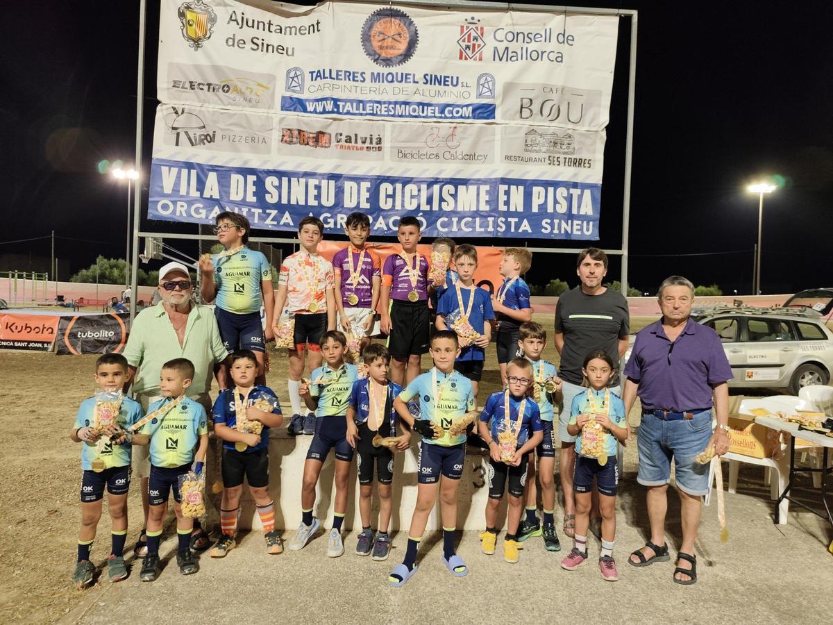 Principiantes y promesas con los premios obtenidos en Sa voltadora de Sineu