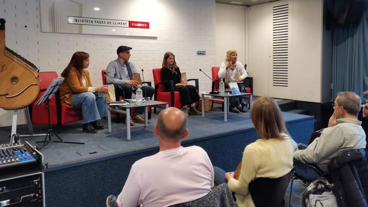 Glòria Bassols explicant algun detall del poemari, durant la presentació a la biblioteca de Figueres.