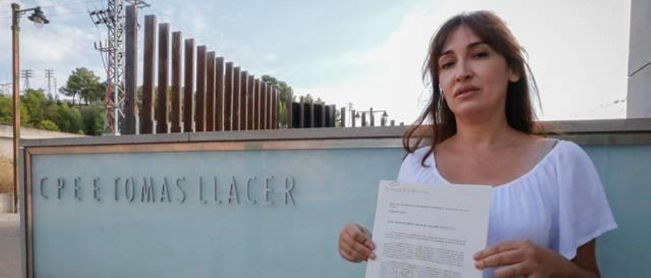 Noelia Ríos ante el colegio de Alcoy en el que ha dado clases durante cuatro meses a alumnos con necesidades educativas especiales tras nombrarla la propia conselleria.