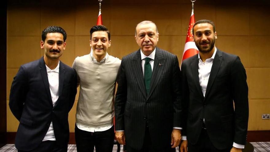 Alemania recrimina a Özil y Gundogan una foto con el presidente de Turquía