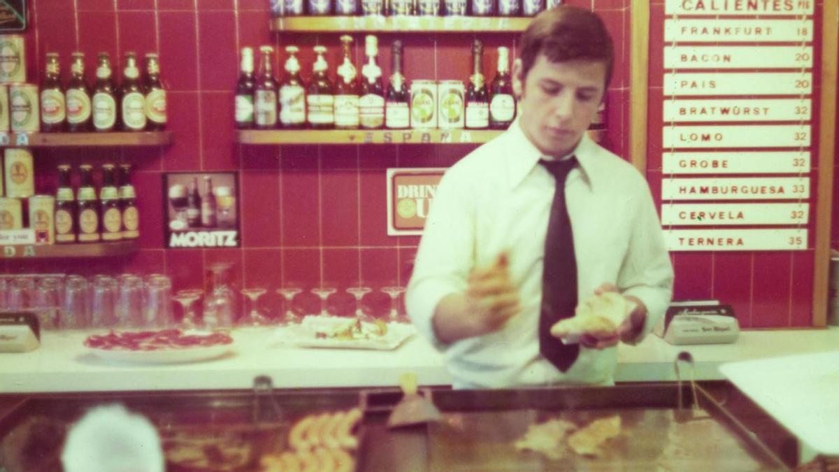 Manolo Berja, preparando un fránkfurt en El Pibe.